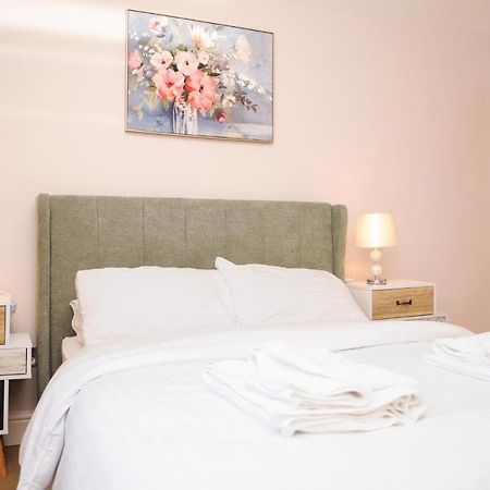 Luxury 5 Star London Apartment - Parking, Garden, Nr Greater London Metro Stations Exterior foto