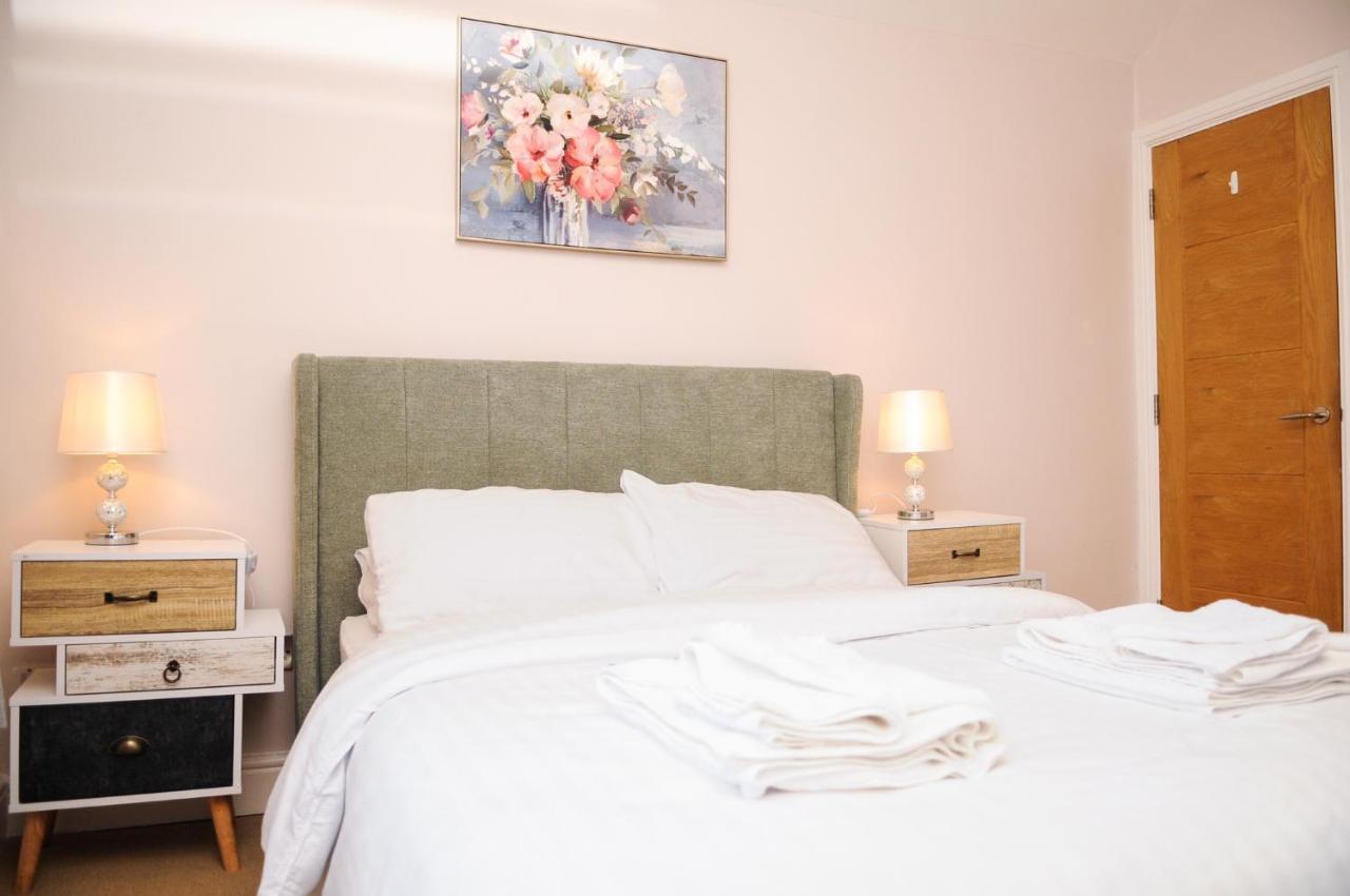 Luxury 5 Star London Apartment - Parking, Garden, Nr Greater London Metro Stations Exterior foto