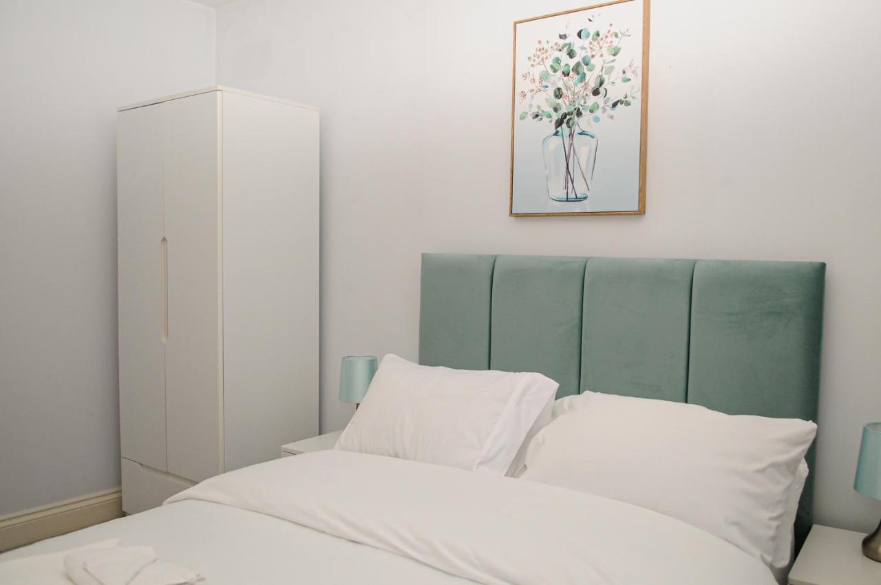 Luxury 5 Star London Apartment - Parking, Garden, Nr Greater London Metro Stations Exterior foto