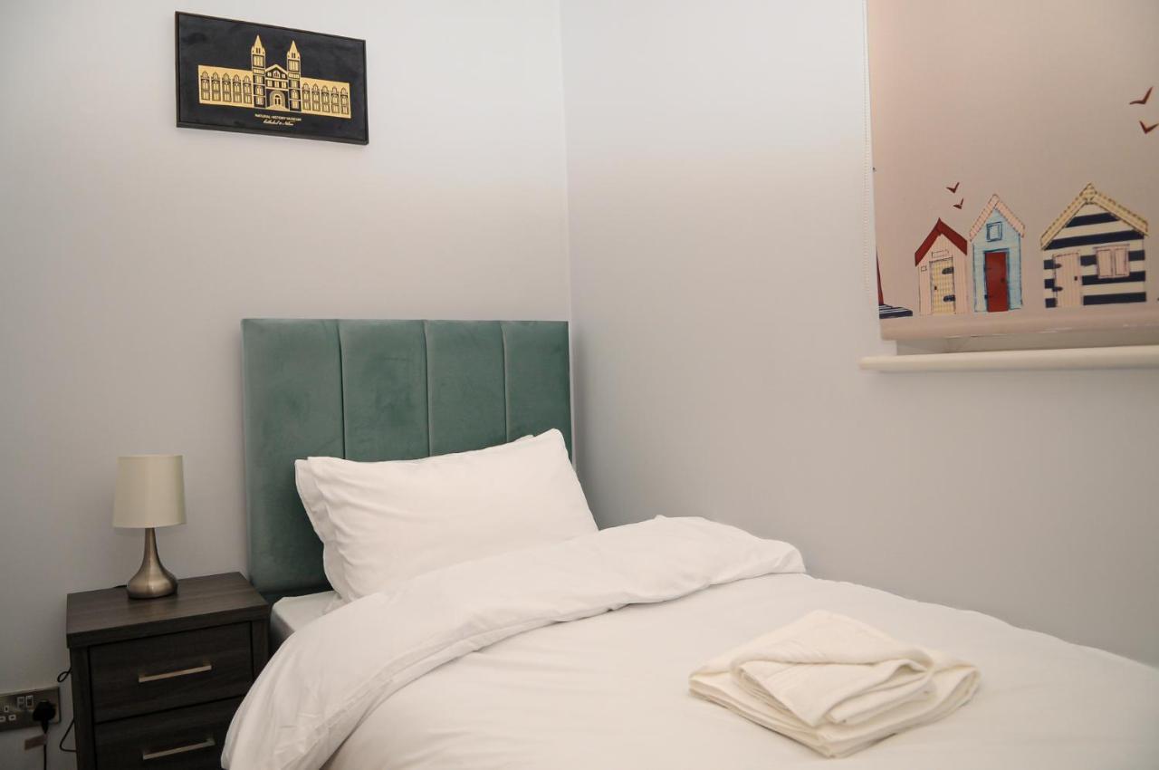 Luxury 5 Star London Apartment - Parking, Garden, Nr Greater London Metro Stations Exterior foto